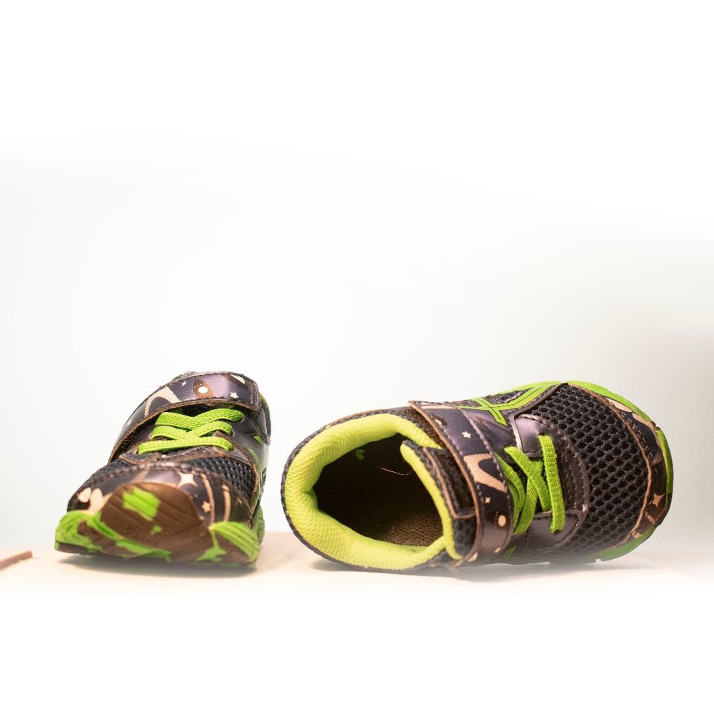 💚🖤Green & Black Asics Boys Sneaker | Size K5